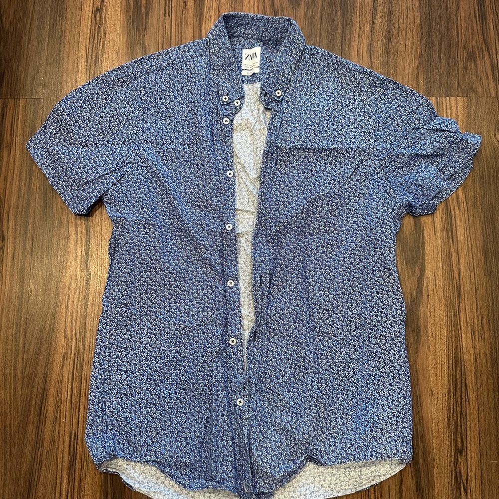 Zara men’s slim fit short sleeve button down Size L in Navy Floral pattern